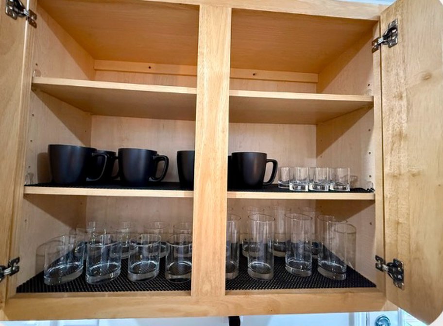 Cabinet with mugs and drinking glasses