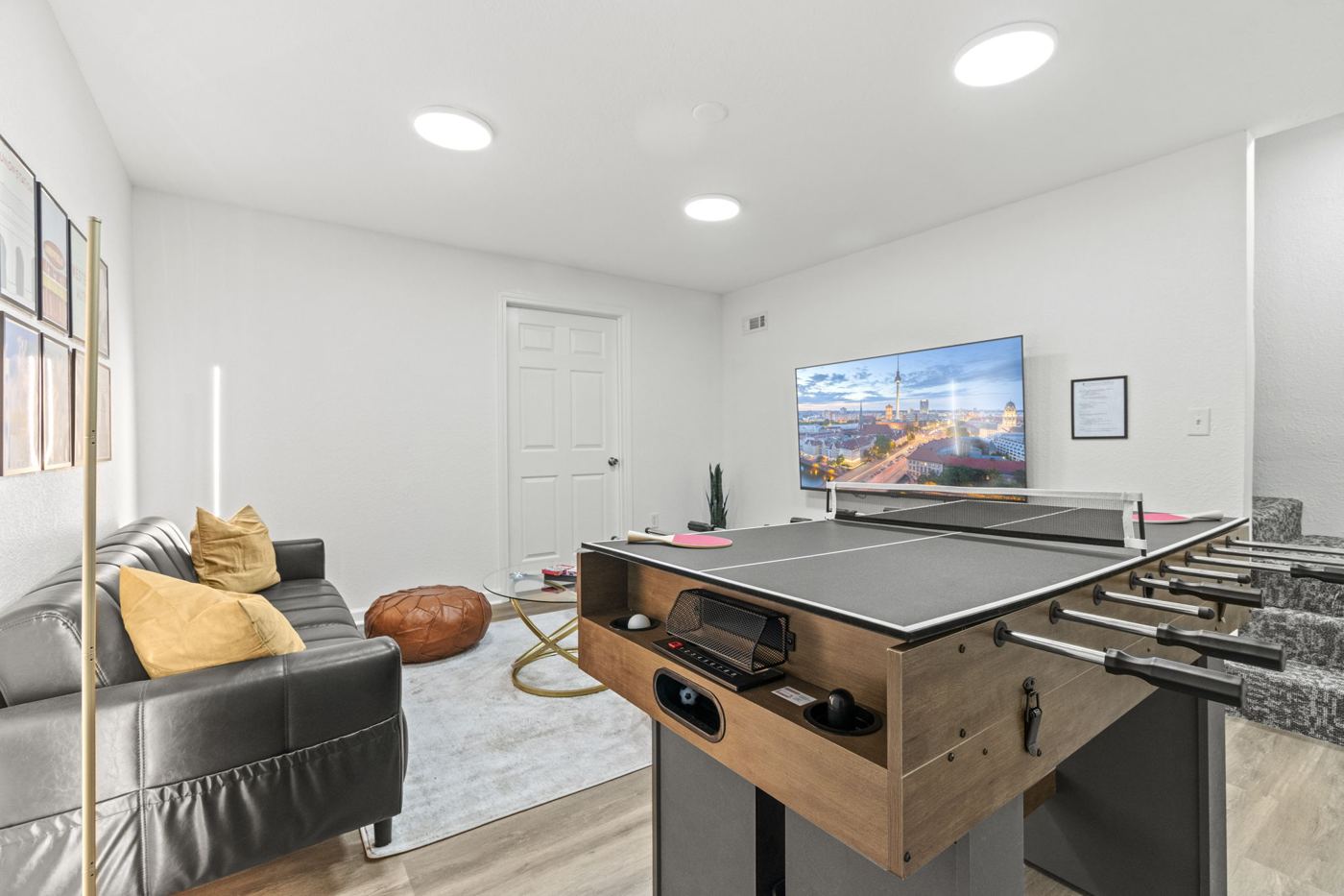Game table and TV in the lounge